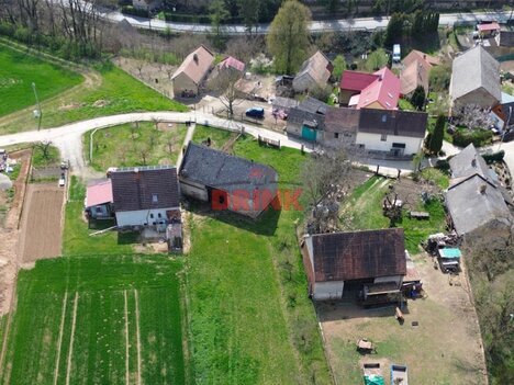 Stavební pozemek se stodolou v klidné části obce Nemyslovice